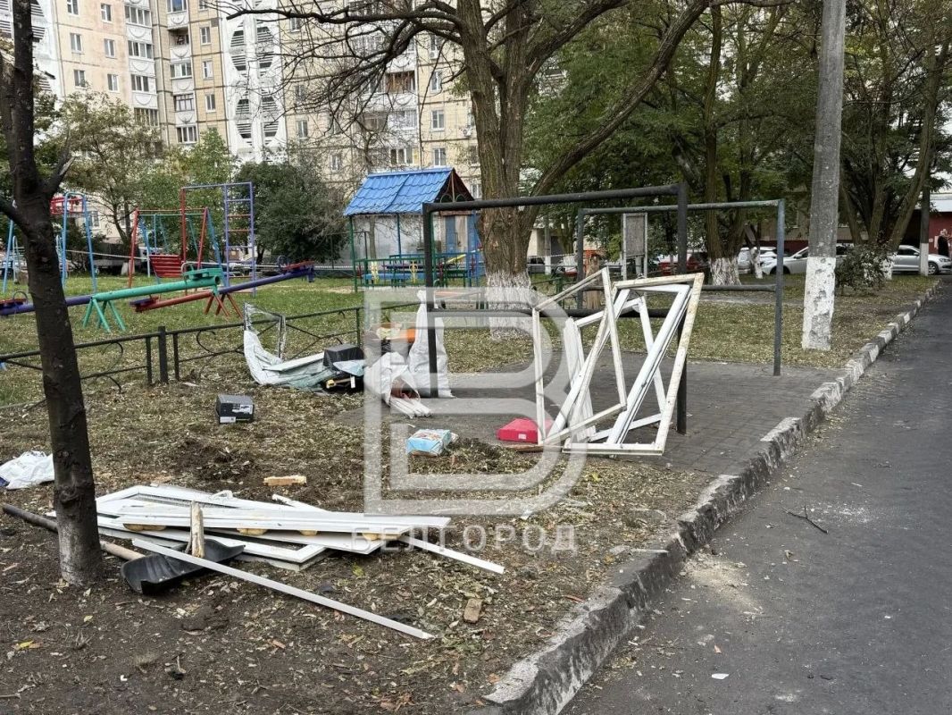 Воронка от взрыва, истерзанные фасады МКД, битое стекло, сломанные деревья и живые розы на земле Так выглядит место ЧП в Белгороде, куда вечером в субботу пришлись удары вражеских дронов Воронка от взрыва, истерзанные фасады МКД, битое стекло, сломанные деревья и живые розы на земле Так выглядит место ЧП в Белгороде, куда вечером в субботу пришлись удары вражеских дронов