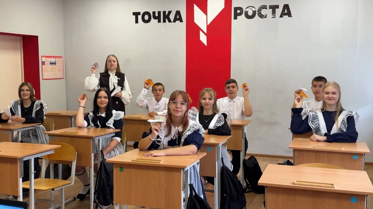 Уважаемые учителя, ветераны педагогического дела! Поздравляем вас с профессиональным праздников, Днём учителя!