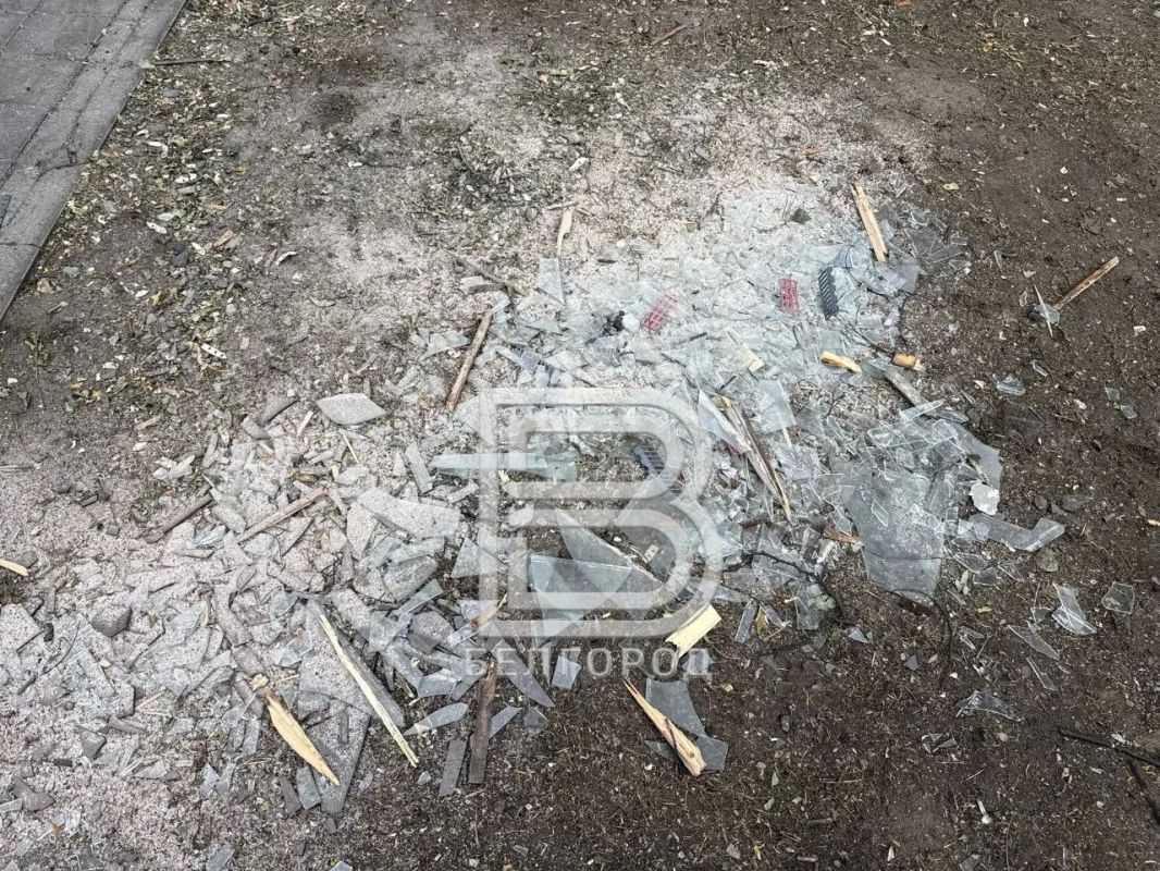 Воронка от взрыва, истерзанные фасады МКД, битое стекло, сломанные деревья и живые розы на земле Так выглядит место ЧП в Белгороде, куда вечером в субботу пришлись удары вражеских дронов Воронка от взрыва, истерзанные фасады МКД, битое стекло, сломанные деревья и живые розы на земле Так выглядит место ЧП в Белгороде, куда вечером в субботу пришлись удары вражеских дронов