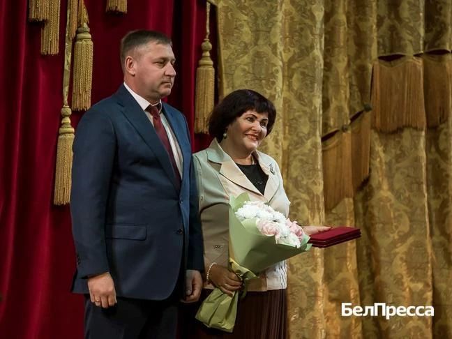 Александр Шуваев в День учителя наградил заслуженных педагогов Белгородской области Александр Шуваев в День учителя наградил заслуженных педагогов Белгородской области