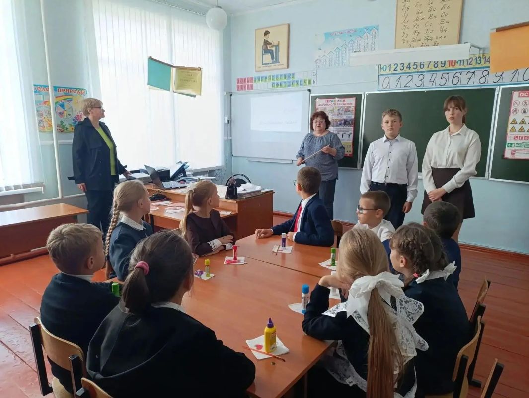 Уважаемые учителя, ветераны педагогического дела! Поздравляем вас с профессиональным праздников, Днём учителя! Уважаемые учителя, ветераны педагогического дела! Поздравляем вас с профессиональным праздников, Днём учителя!
