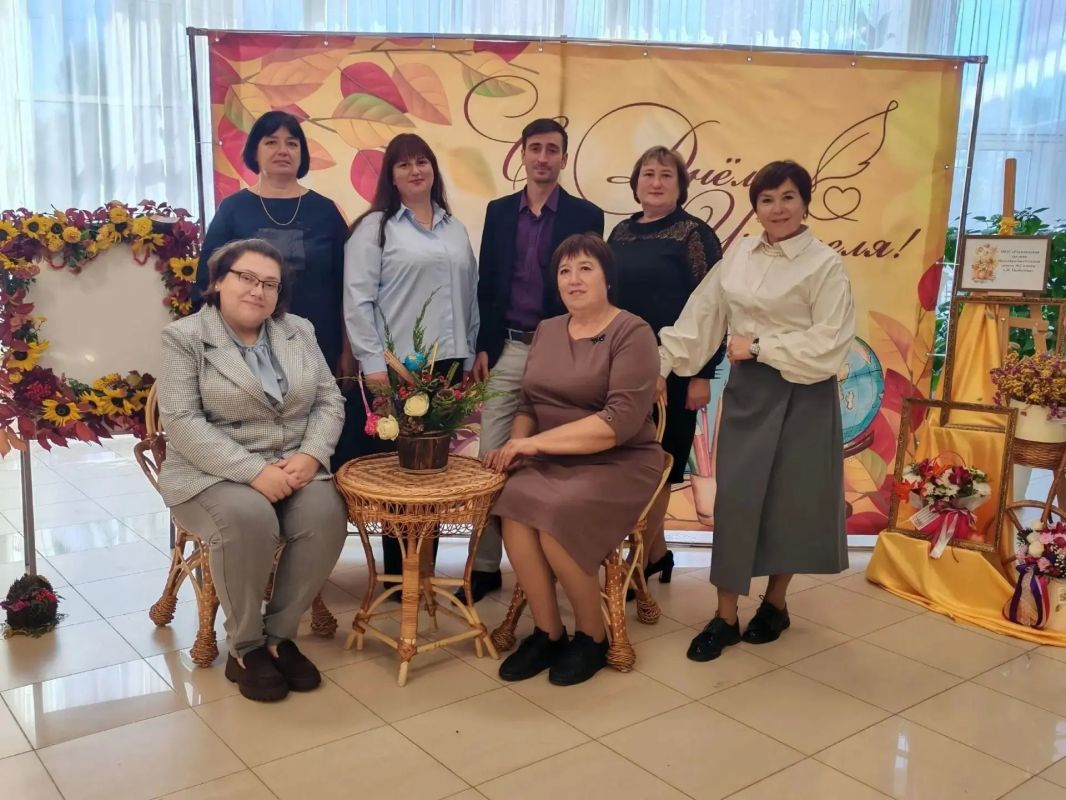 Уважаемые учителя, ветераны педагогического дела! Поздравляем вас с профессиональным праздников, Днём учителя! Уважаемые учителя, ветераны педагогического дела! Поздравляем вас с профессиональным праздников, Днём учителя!