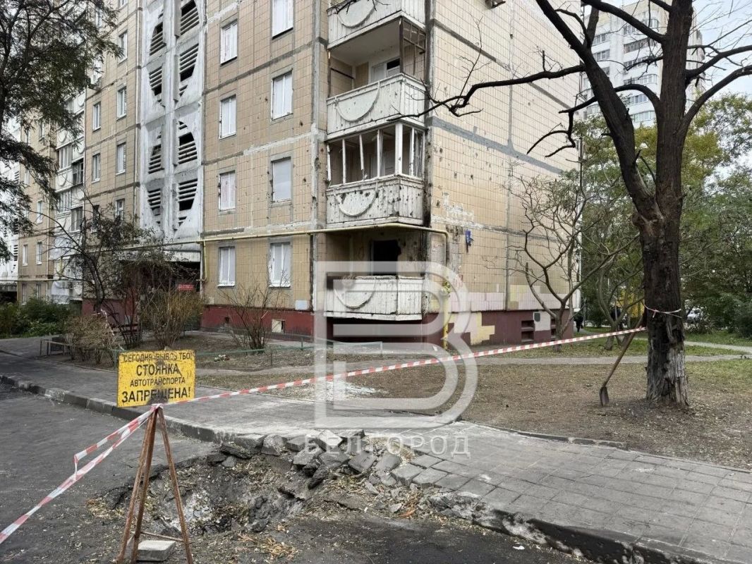 Воронка от взрыва, истерзанные фасады МКД, битое стекло, сломанные деревья и живые розы на земле Так выглядит место ЧП в Белгороде, куда вечером в субботу пришлись удары вражеских дронов Воронка от взрыва, истерзанные фасады МКД, битое стекло, сломанные деревья и живые розы на земле Так выглядит место ЧП в Белгороде, куда вечером в субботу пришлись удары вражеских дронов