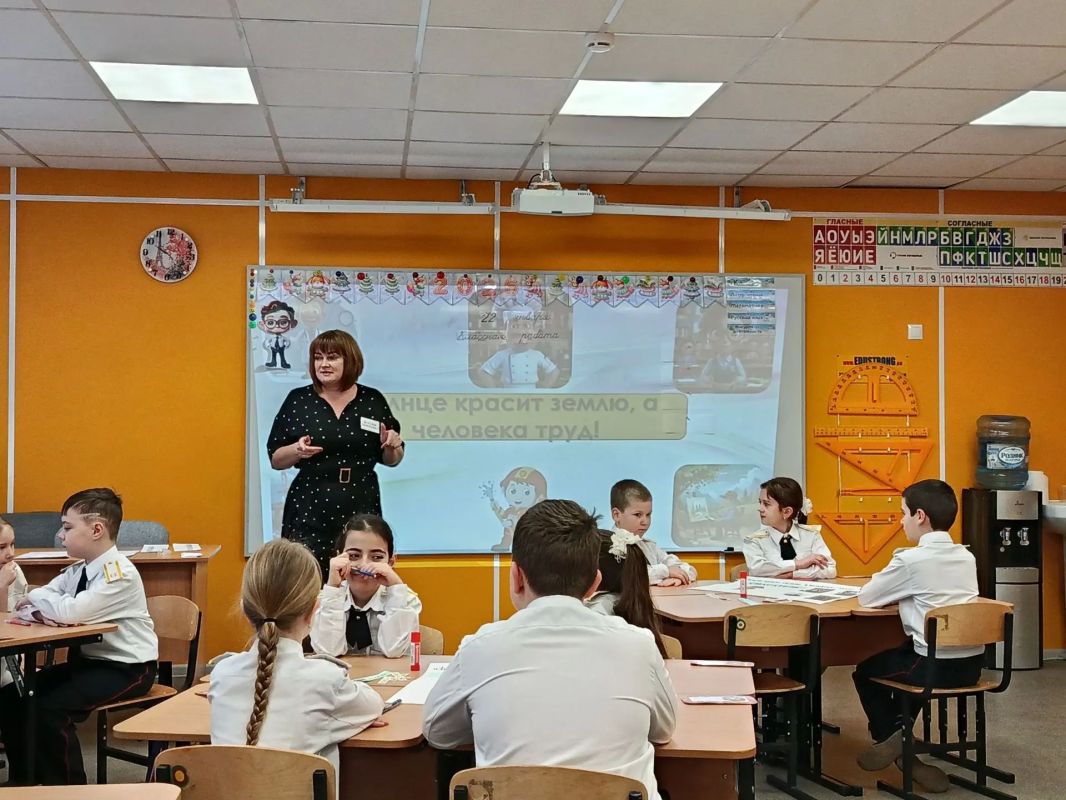 Уважаемые учителя, ветераны педагогического дела! Поздравляем вас с профессиональным праздников, Днём учителя! Уважаемые учителя, ветераны педагогического дела! Поздравляем вас с профессиональным праздников, Днём учителя!