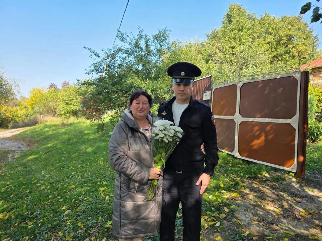 В Белгородском округе полицейские поздравили учителей с профессиональным праздником В Белгородском округе полицейские поздравили учителей с профессиональным праздником