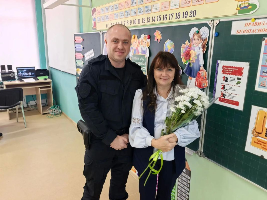 В Белгородском округе полицейские поздравили учителей с профессиональным праздником В Белгородском округе полицейские поздравили учителей с профессиональным праздником