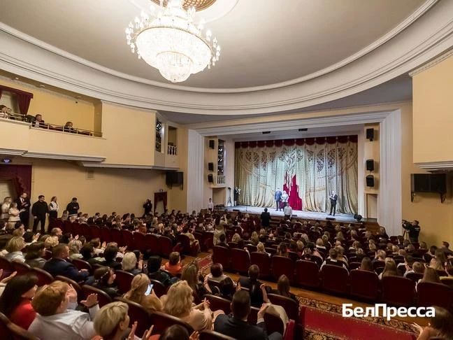 Александр Шуваев в День учителя наградил заслуженных педагогов Белгородской области Александр Шуваев в День учителя наградил заслуженных педагогов Белгородской области