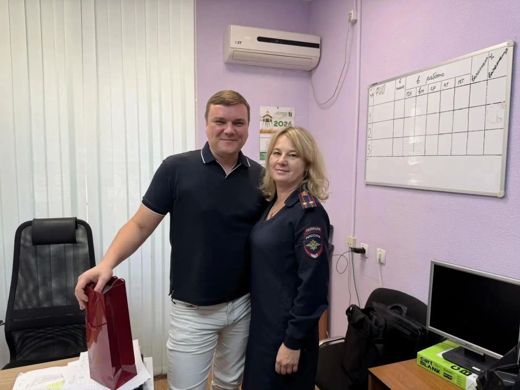 В Белгородском округе полицейские поздравили учителей с профессиональным праздником В Белгородском округе полицейские поздравили учителей с профессиональным праздником