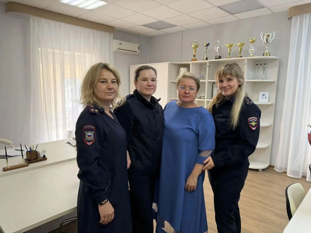 В Белгородском округе полицейские поздравили учителей с профессиональным праздником