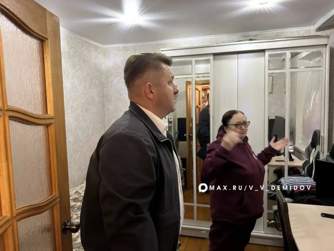Валентин Демидов: Доложил губернатору Александру Михайловичу Шуваеву о ходе восстановления города после атак ВСУ на мирное население Валентин Демидов: Доложил губернатору Александру Михайловичу Шуваеву о ходе восстановления города после атак ВСУ на мирное население