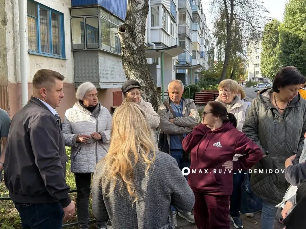 Валентин Демидов: Доложил губернатору Александру Михайловичу Шуваеву о ходе восстановления города после атак ВСУ на мирное население Валентин Демидов: Доложил губернатору Александру Михайловичу Шуваеву о ходе восстановления города после атак ВСУ на мирное население