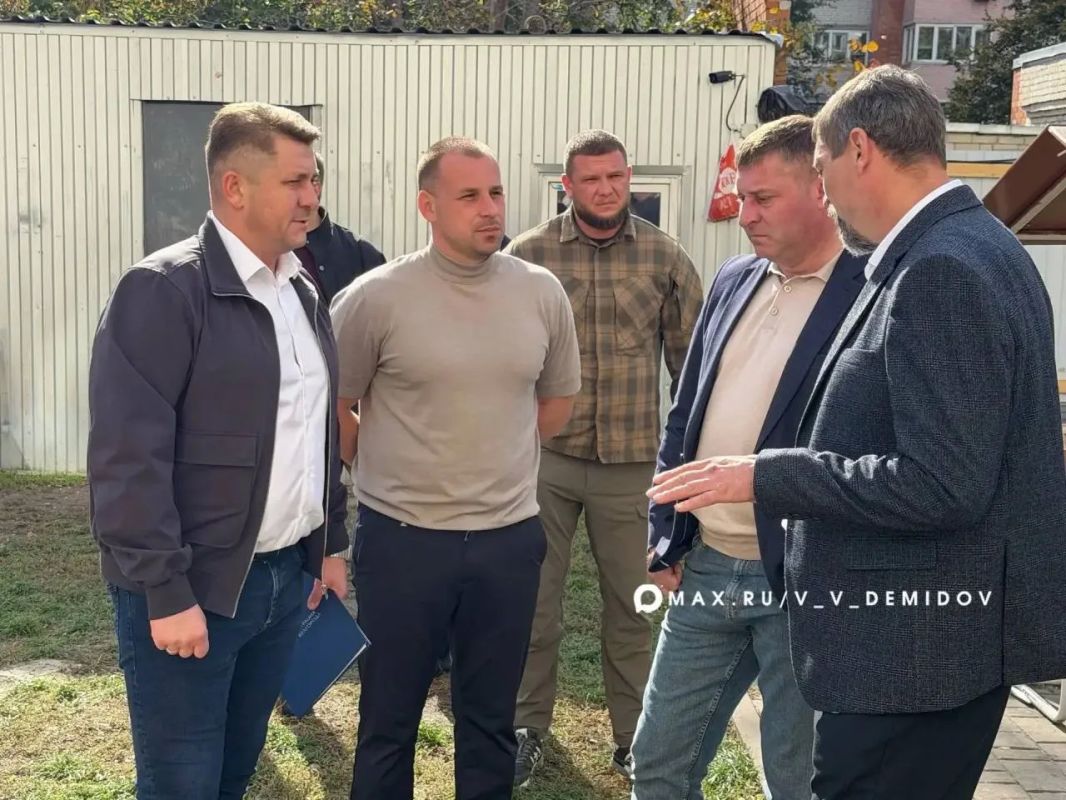 Валентин Демидов: Доложил губернатору Александру Михайловичу Шуваеву о ходе восстановления города после атак ВСУ на мирное население Валентин Демидов: Доложил губернатору Александру Михайловичу Шуваеву о ходе восстановления города после атак ВСУ на мирное население