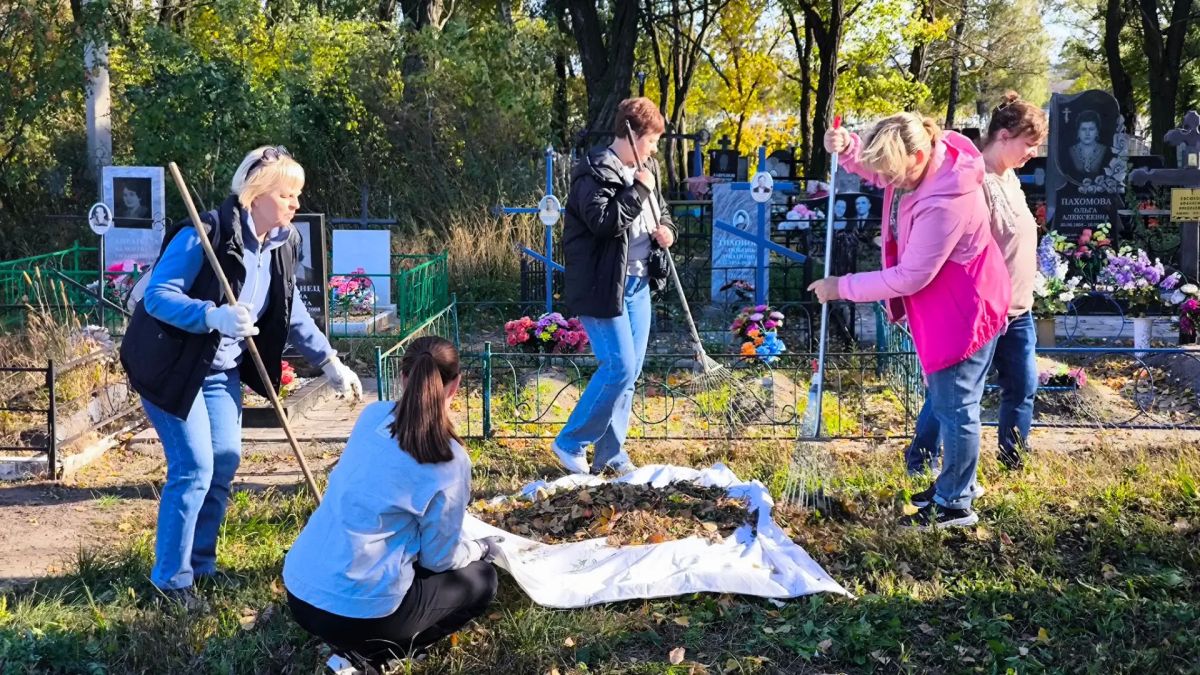 Андрей Миськов: В ходе осеннего субботника жители и представители общественности не забыли привести в порядок и городские кладбища Андрей Миськов: В ходе осеннего субботника жители и представители общественности не забыли привести в порядок и городские кладбища