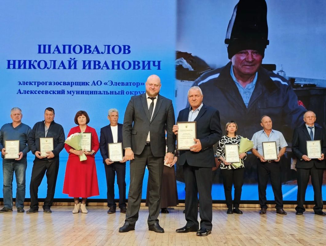 Дорогие друзья!. Сегодня мы отмечаем День работников сельского хозяйства и перерабатывающей промышленности Дорогие друзья!. Сегодня мы отмечаем День работников сельского хозяйства и перерабатывающей промышленности