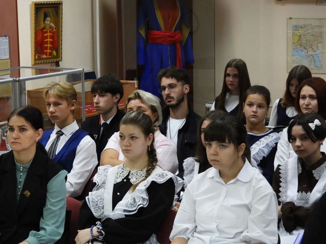 На базе Ровеньского краеведческого музея состоялась защита исследовательских работ обучающихся в рамках муниципального конкурса «Огненные фронтовые дороги в истории моей малой Родины» На базе Ровеньского краеведческого музея состоялась защита исследовательских работ обучающихся в рамках муниципального конкурса «Огненные фронтовые дороги в истории моей малой Родины»