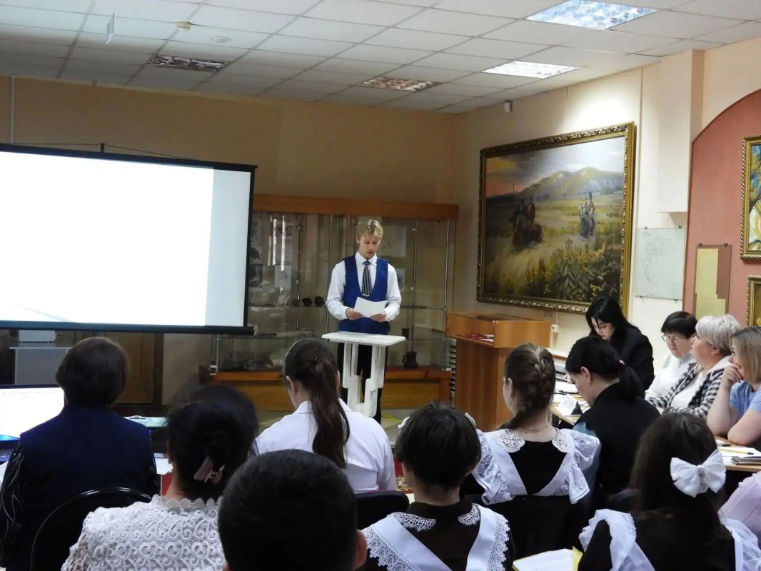 На базе Ровеньского краеведческого музея состоялась защита исследовательских работ обучающихся в рамках муниципального конкурса «Огненные фронтовые дороги в истории моей малой Родины» На базе Ровеньского краеведческого музея состоялась защита исследовательских работ обучающихся в рамках муниципального конкурса «Огненные фронтовые дороги в истории моей малой Родины»