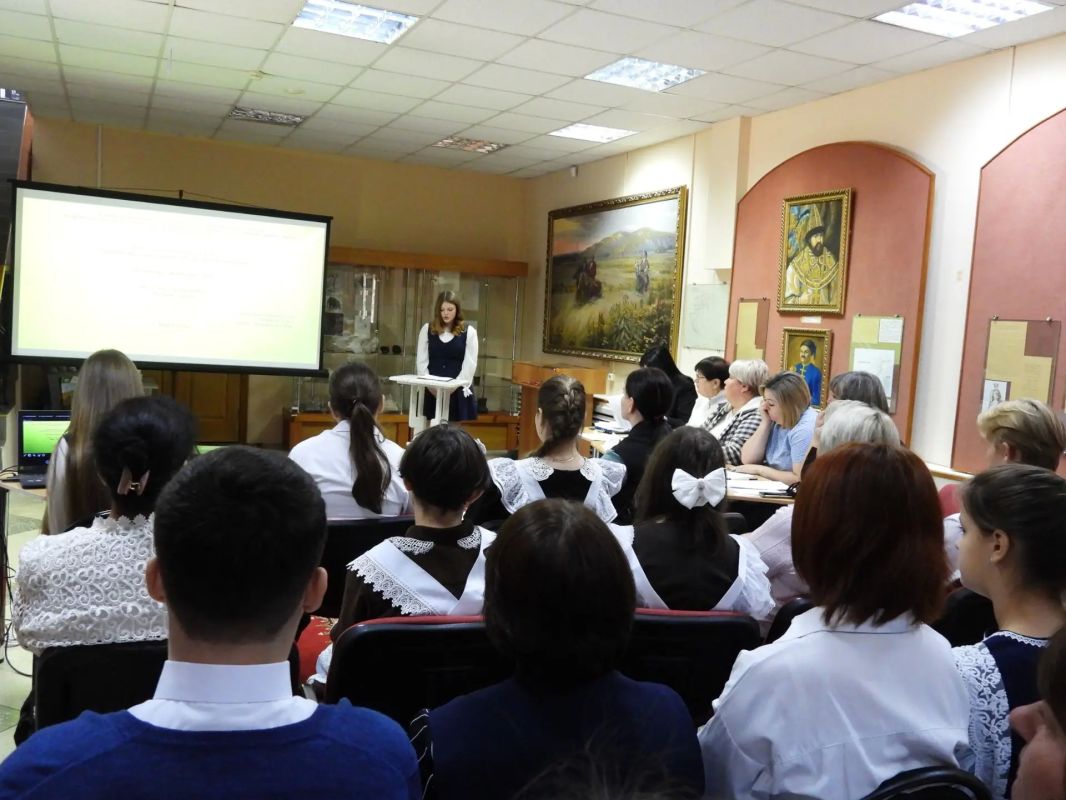 На базе Ровеньского краеведческого музея состоялась защита исследовательских работ обучающихся в рамках муниципального конкурса «Огненные фронтовые дороги в истории моей малой Родины» На базе Ровеньского краеведческого музея состоялась защита исследовательских работ обучающихся в рамках муниципального конкурса «Огненные фронтовые дороги в истории моей малой Родины»