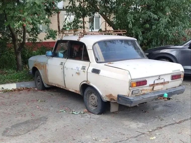 Просим владельца убрать с улицы брошенный автомобиль