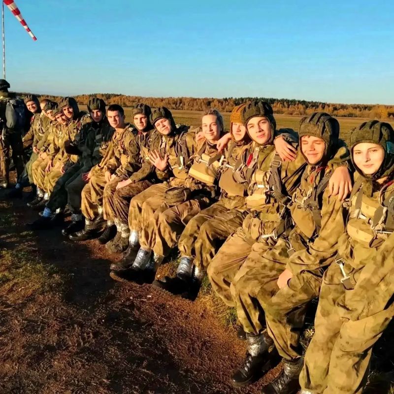 Андрей Миськов: Курсанты военно-патриотического клуба «Гранит» совершили очередные прыжки с парашютом на аэродроме Волосово в Московской области Андрей Миськов: Курсанты военно-патриотического клуба «Гранит» совершили очередные прыжки с парашютом на аэродроме Волосово в Московской области