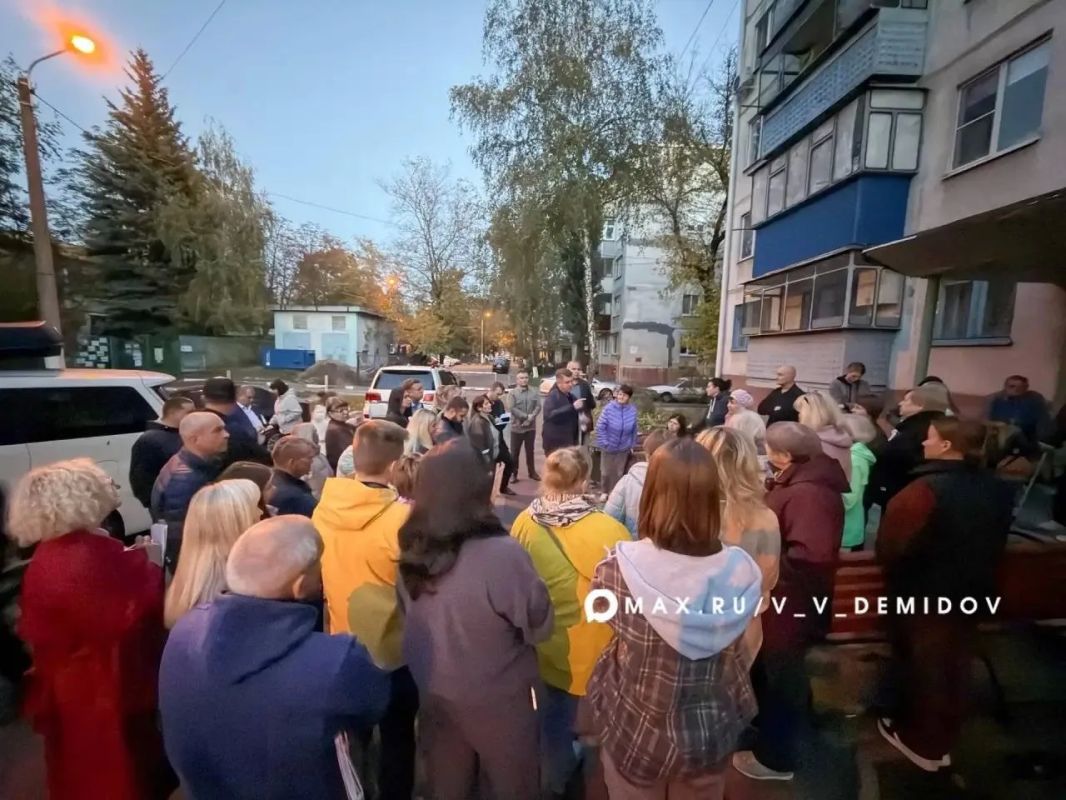 Валентин Демидов: Вчера вечером встретился с жителями одного из домов на Октябрьской, который пострадал при атаке БПЛА 3 октября Валентин Демидов: Вчера вечером встретился с жителями одного из домов на Октябрьской, который пострадал при атаке БПЛА 3 октября