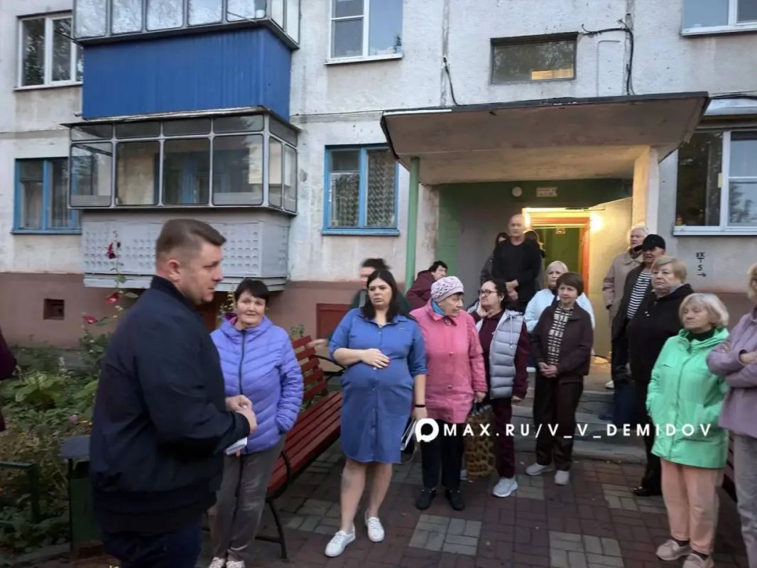 Валентин Демидов: Вчера вечером встретился с жителями одного из домов на Октябрьской, который пострадал при атаке БПЛА 3 октября Валентин Демидов: Вчера вечером встретился с жителями одного из домов на Октябрьской, который пострадал при атаке БПЛА 3 октября
