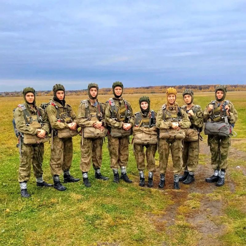 Андрей Миськов: Курсанты военно-патриотического клуба «Гранит» совершили очередные прыжки с парашютом на аэродроме Волосово в Московской области