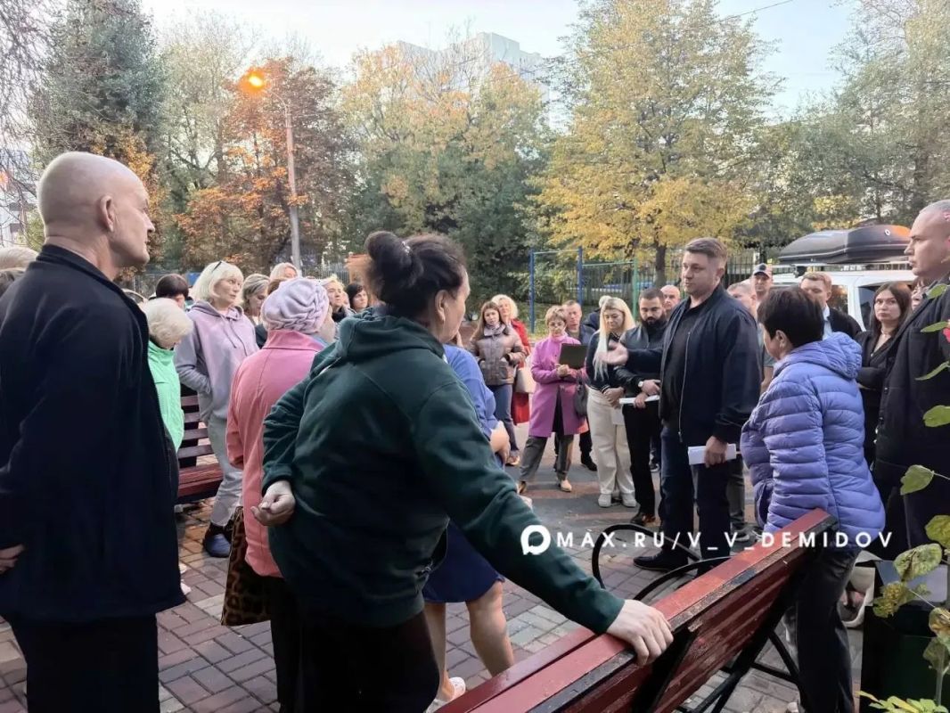Валентин Демидов: Вчера вечером встретился с жителями одного из домов на Октябрьской, который пострадал при атаке БПЛА 3 октября Валентин Демидов: Вчера вечером встретился с жителями одного из домов на Октябрьской, который пострадал при атаке БПЛА 3 октября