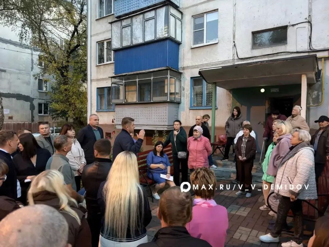 Валентин Демидов: Вчера вечером встретился с жителями одного из домов на Октябрьской, который пострадал при атаке БПЛА 3 октября Валентин Демидов: Вчера вечером встретился с жителями одного из домов на Октябрьской, который пострадал при атаке БПЛА 3 октября
