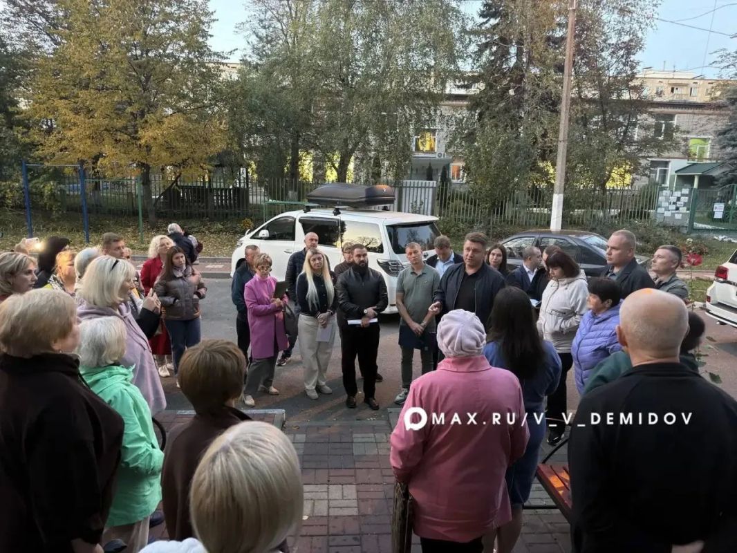 Валентин Демидов: Вчера вечером встретился с жителями одного из домов на Октябрьской, который пострадал при атаке БПЛА 3 октября Валентин Демидов: Вчера вечером встретился с жителями одного из домов на Октябрьской, который пострадал при атаке БПЛА 3 октября