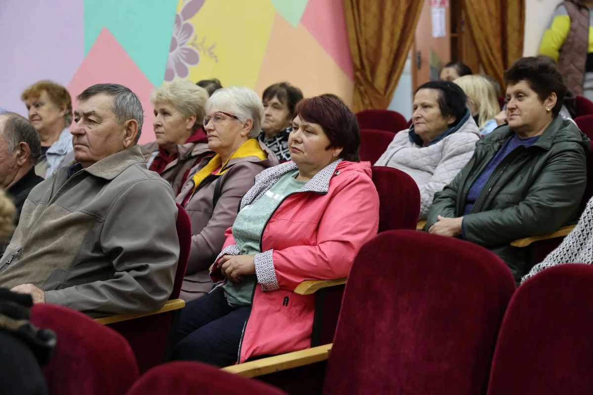Сегодня в сёлах Репьёвка и Красное Городище прошли праздничные мероприятия, посвящённые сразу трём событиям: Дню сёл, Дню флага Белгородской области и Престольному празднику Покрова Пресвятой Богородицы Сегодня в сёлах Репьёвка и Красное Городище прошли праздничные мероприятия, посвящённые сразу трём событиям: Дню сёл, Дню флага Белгородской области и Престольному празднику Покрова Пресвятой Богородицы
