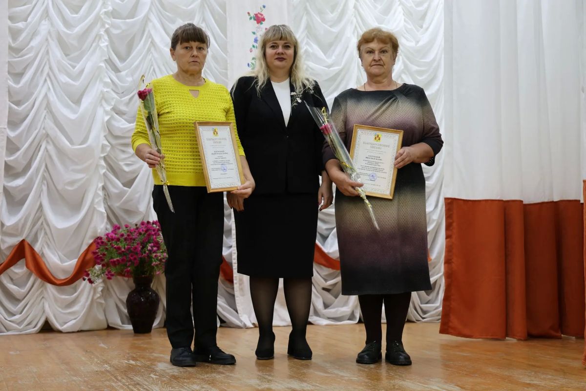 Сегодня в сёлах Репьёвка и Красное Городище прошли праздничные мероприятия, посвящённые сразу трём событиям: Дню сёл, Дню флага Белгородской области и Престольному празднику Покрова Пресвятой Богородицы Сегодня в сёлах Репьёвка и Красное Городище прошли праздничные мероприятия, посвящённые сразу трём событиям: Дню сёл, Дню флага Белгородской области и Престольному празднику Покрова Пресвятой Богородицы