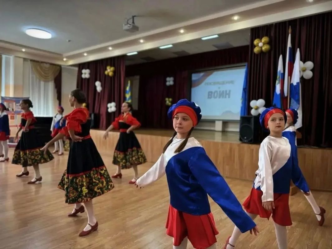 Олег Медведев: В "Средней общеобразовательной школе № 1 города Строитель" восьмиклассники дали обещание курсанта Центра «ВОИН» Олег Медведев: В "Средней общеобразовательной школе № 1 города Строитель" восьмиклассники дали обещание курсанта Центра «ВОИН»