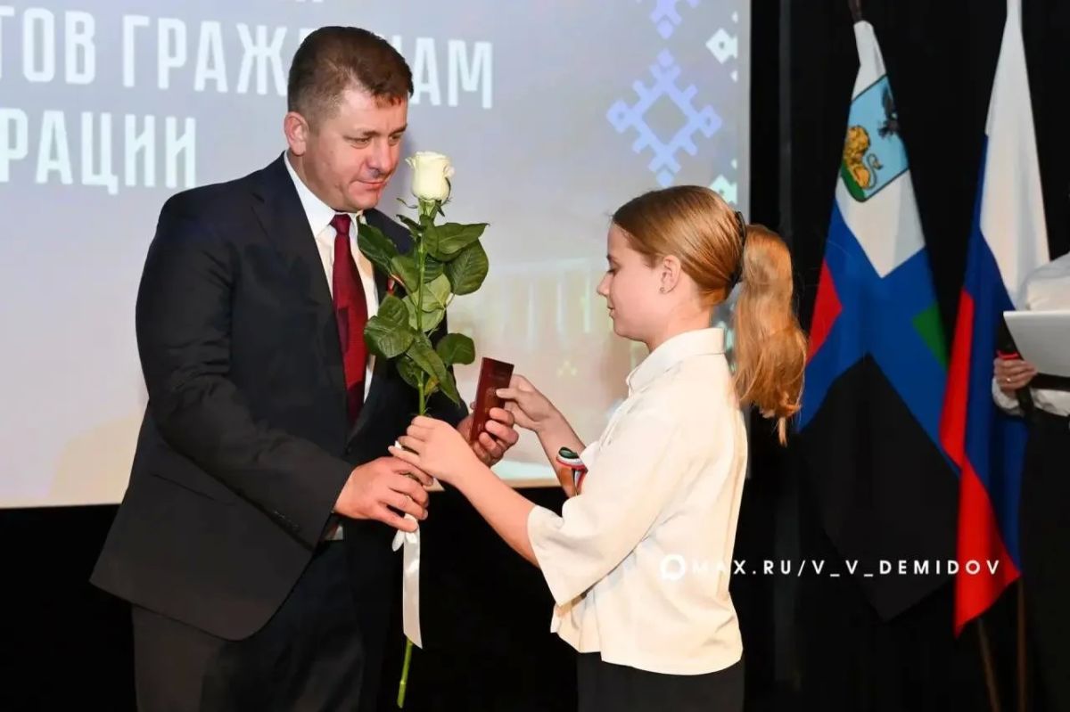 Валентин Демидов: Сегодня в торжественной обстановке вручил паспорта гражданина Российской Федерации 33 юным белгородцам