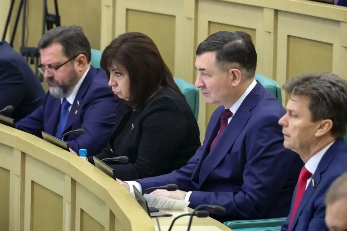 Александр Шуваев: Сегодня на 620-м заседании Совета Федерации Председатель Совета Федерации Валентина Ивановна Матвиенко представила Александра Лоренца в качестве сенатора от Белгородской области и вручила ему удостоверение... Александр Шуваев: Сегодня на 620-м заседании Совета Федерации Председатель Совета Федерации Валентина Ивановна Матвиенко представила Александра Лоренца в качестве сенатора от Белгородской области и вручила ему удостоверение...