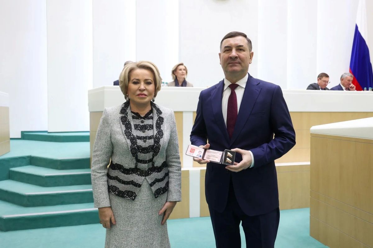Александр Шуваев: Сегодня на 620-м заседании Совета Федерации Председатель Совета Федерации Валентина Ивановна Матвиенко представила Александра Лоренца в качестве сенатора от Белгородской области и вручила ему удостоверение...
