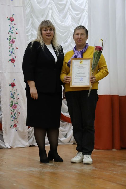 Сегодня в сёлах Репьёвка и Красное Городище прошли праздничные мероприятия, посвящённые сразу трём событиям: Дню сёл, Дню флага Белгородской области и Престольному празднику Покрова Пресвятой Богородицы Сегодня в сёлах Репьёвка и Красное Городище прошли праздничные мероприятия, посвящённые сразу трём событиям: Дню сёл, Дню флага Белгородской области и Престольному празднику Покрова Пресвятой Богородицы