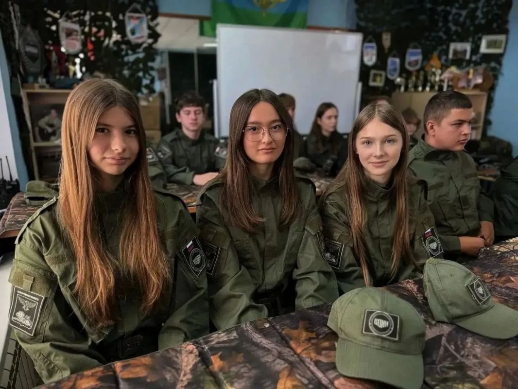 Олег Медведев: В "Средней общеобразовательной школе № 1 города Строитель" восьмиклассники дали обещание курсанта Центра «ВОИН» Олег Медведев: В "Средней общеобразовательной школе № 1 города Строитель" восьмиклассники дали обещание курсанта Центра «ВОИН»