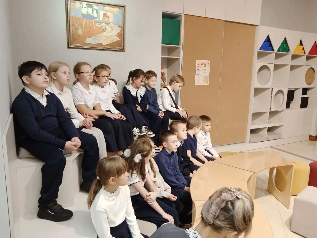 Сегодня в Белгородском художественном музее состоялось мероприятие, посвящённое Дню флага Белгородской области Сегодня в Белгородском художественном музее состоялось мероприятие, посвящённое Дню флага Белгородской области