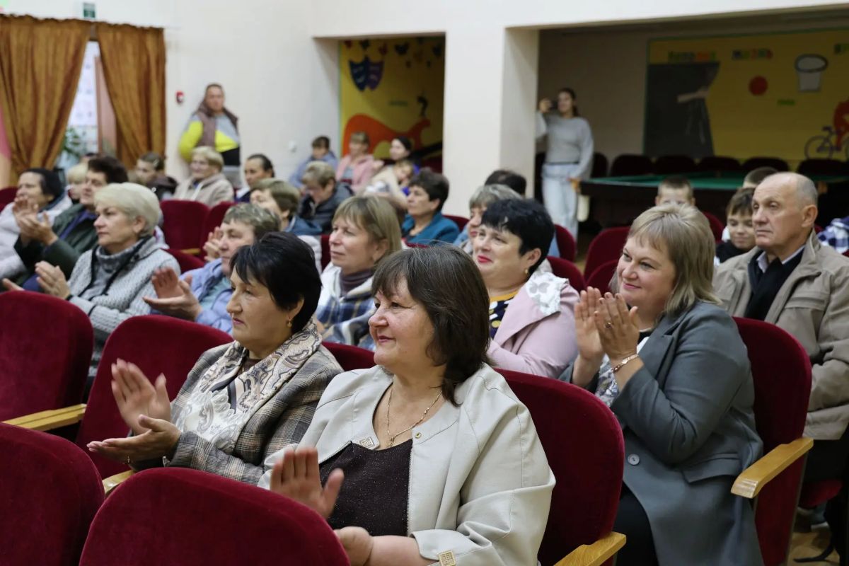 Сегодня в сёлах Репьёвка и Красное Городище прошли праздничные мероприятия, посвящённые сразу трём событиям: Дню сёл, Дню флага Белгородской области и Престольному празднику Покрова Пресвятой Богородицы Сегодня в сёлах Репьёвка и Красное Городище прошли праздничные мероприятия, посвящённые сразу трём событиям: Дню сёл, Дню флага Белгородской области и Престольному празднику Покрова Пресвятой Богородицы