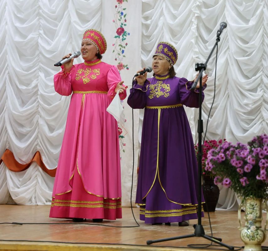 Сегодня в сёлах Репьёвка и Красное Городище прошли праздничные мероприятия, посвящённые сразу трём событиям: Дню сёл, Дню флага Белгородской области и Престольному празднику Покрова Пресвятой Богородицы Сегодня в сёлах Репьёвка и Красное Городище прошли праздничные мероприятия, посвящённые сразу трём событиям: Дню сёл, Дню флага Белгородской области и Престольному празднику Покрова Пресвятой Богородицы
