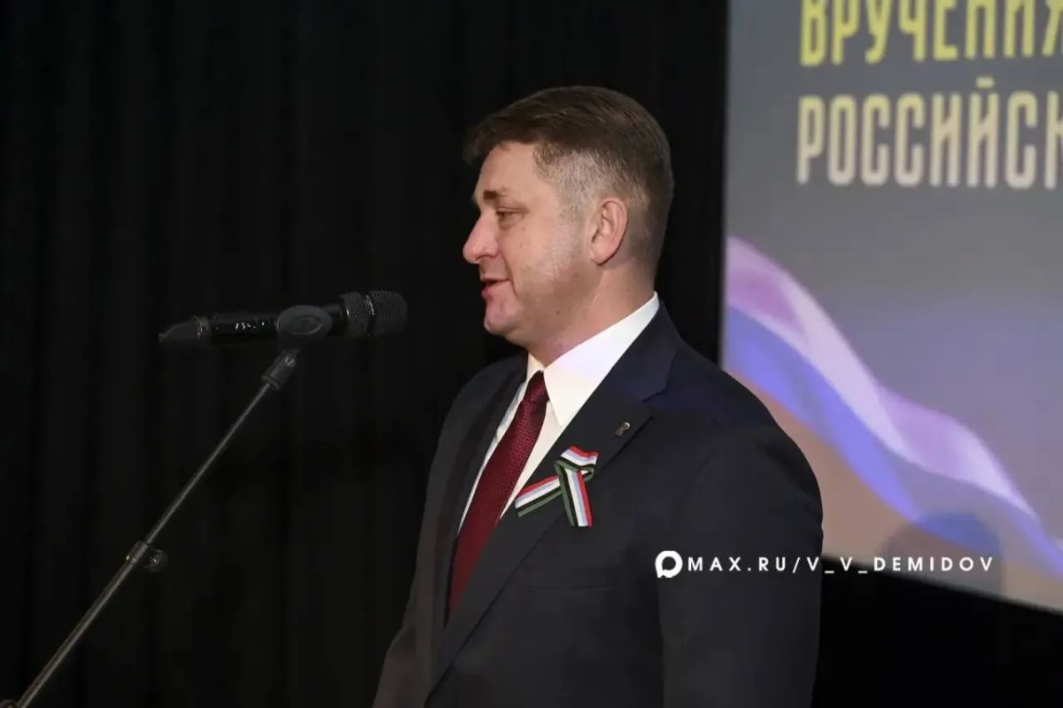 Валентин Демидов: Сегодня в торжественной обстановке вручил паспорта гражданина Российской Федерации 33 юным белгородцам Валентин Демидов: Сегодня в торжественной обстановке вручил паспорта гражданина Российской Федерации 33 юным белгородцам