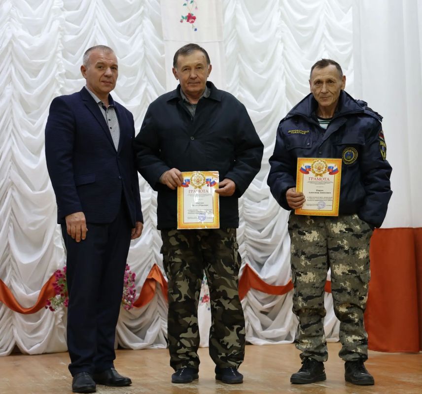Сегодня в сёлах Репьёвка и Красное Городище прошли праздничные мероприятия, посвящённые сразу трём событиям: Дню сёл, Дню флага Белгородской области и Престольному празднику Покрова Пресвятой Богородицы Сегодня в сёлах Репьёвка и Красное Городище прошли праздничные мероприятия, посвящённые сразу трём событиям: Дню сёл, Дню флага Белгородской области и Престольному празднику Покрова Пресвятой Богородицы