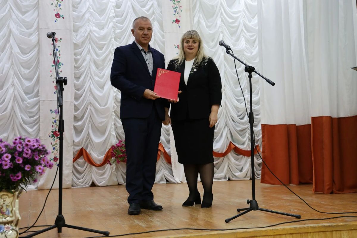 Сегодня в сёлах Репьёвка и Красное Городище прошли праздничные мероприятия, посвящённые сразу трём событиям: Дню сёл, Дню флага Белгородской области и Престольному празднику Покрова Пресвятой Богородицы
