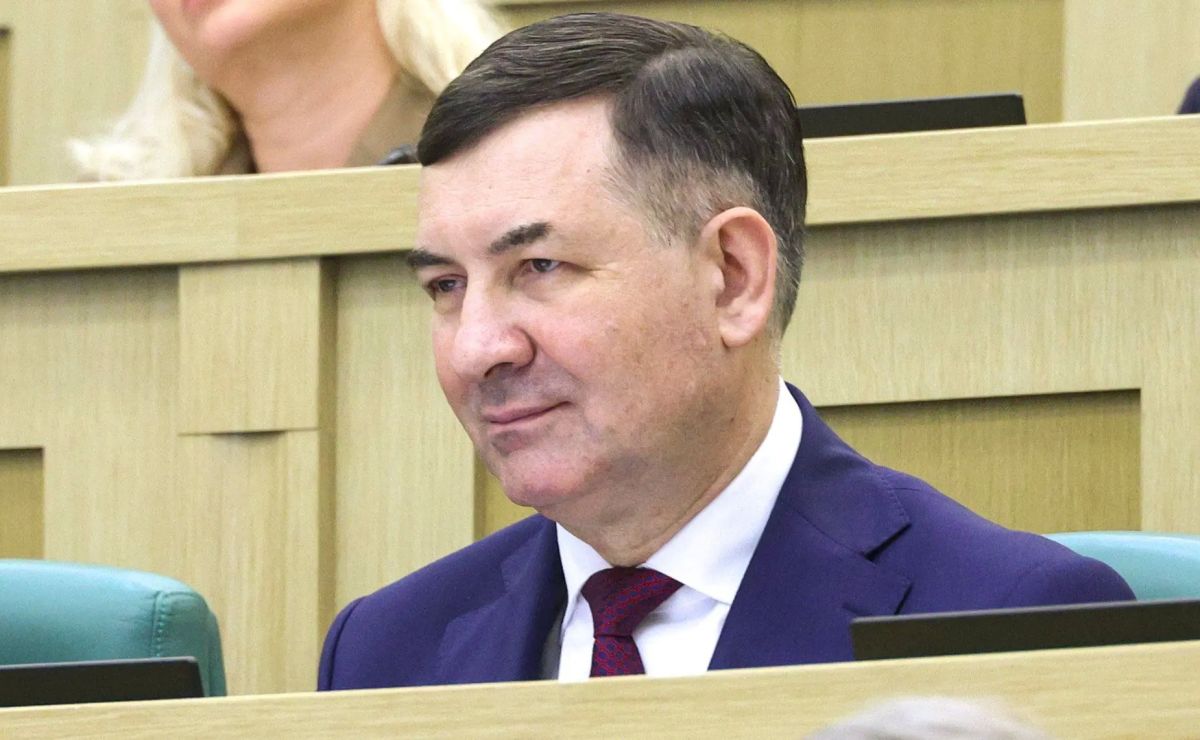 Александр Шуваев: Сегодня на 620-м заседании Совета Федерации Председатель Совета Федерации Валентина Ивановна Матвиенко представила Александра Лоренца в качестве сенатора от Белгородской области и вручила ему удостоверение... Александр Шуваев: Сегодня на 620-м заседании Совета Федерации Председатель Совета Федерации Валентина Ивановна Матвиенко представила Александра Лоренца в качестве сенатора от Белгородской области и вручила ему удостоверение...
