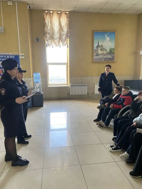 В Белгороде транспортные полицейские и железнодорожники провели экскурсию для школьников В Белгороде транспортные полицейские и железнодорожники провели экскурсию для школьников
