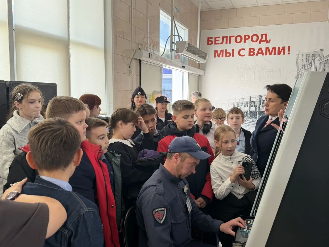 В Белгороде транспортные полицейские и железнодорожники провели экскурсию для школьников В Белгороде транспортные полицейские и железнодорожники провели экскурсию для школьников