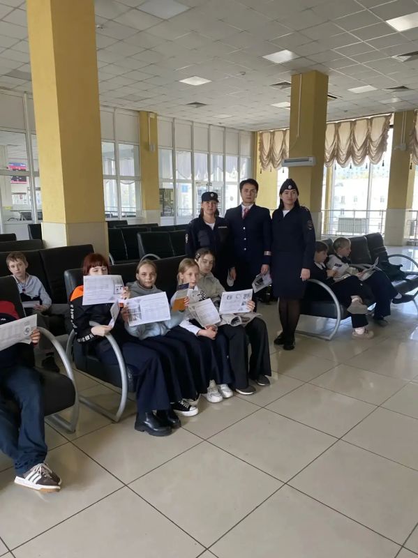 В Белгороде транспортные полицейские и железнодорожники провели экскурсию для школьников В Белгороде транспортные полицейские и железнодорожники провели экскурсию для школьников