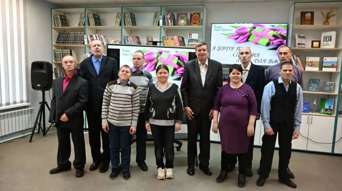 Сегодня Специальная библиотека для слепых им. В. Я. Ерошенко в рамках Месячника белой трости провела презентацию творчества незрячего певца, читателя библиотеки Андрея Горбатенко под названием «Я буду петь сегодня лишь для... Сегодня Специальная библиотека для слепых им. В. Я. Ерошенко в рамках Месячника белой трости провела презентацию творчества незрячего певца, читателя библиотеки Андрея Горбатенко под названием «Я буду петь сегодня лишь для...