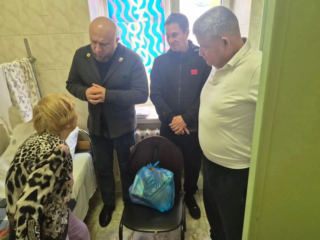 Дмитрий Панков и Андрей Попов навестили в белгородской больнице жителей Грайворонского округа, пострадавших от атак БПЛА Дмитрий Панков и Андрей Попов навестили в белгородской больнице жителей Грайворонского округа, пострадавших от атак БПЛА