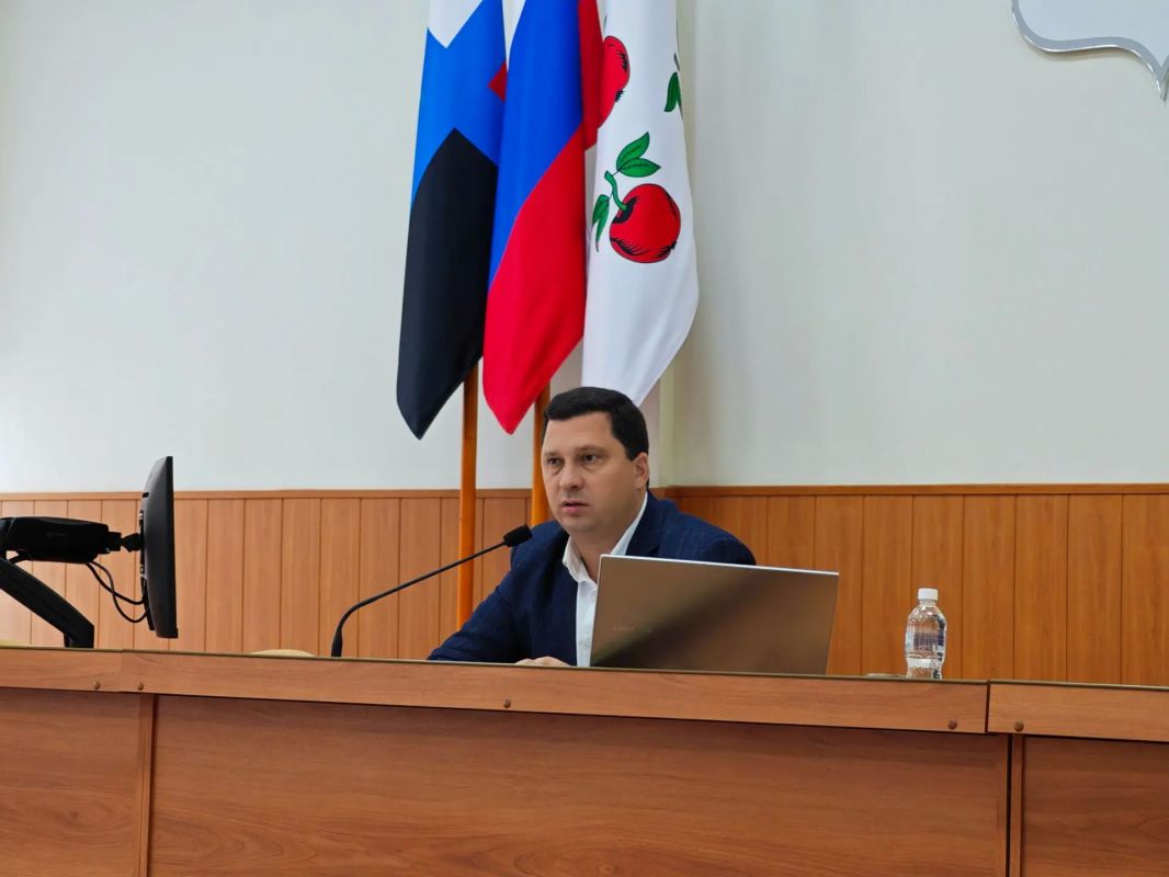 Николай Нестеров: По традиции начал рабочую неделю с совещания с заместителями, руководителями территориальных администраций и структурных подразделений округа Николай Нестеров: По традиции начал рабочую неделю с совещания с заместителями, руководителями территориальных администраций и структурных подразделений округа